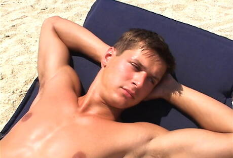 Los cachondos checos Tommy Hansen y Brandon Manilow se chupan y follan mutuamente en la piscina.