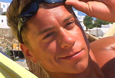 Los cachondos checos Tommy Hansen y Brandon Manilow se chupan y follan mutuamente en la piscina.