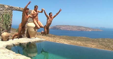 Die heißen Ariel Vanean, Peter Annaud und Marcel Gassion lutschen und vögeln sich gegenseitig mit Fisting am Pool