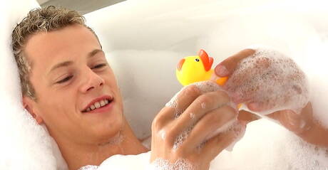 Dos checos, el musculoso Johnny Bloom y el duro Jerome Exupery, se follan el culo después de una mamada en el baño.