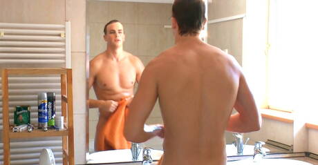 Amerykański superogier Mick Lovell i dobrze zbudowany Węgier Joel Birkin ruchają się w tyłek w wannie