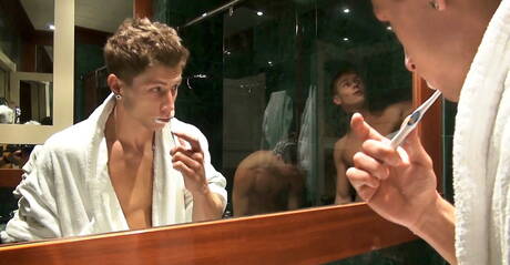 恥知らずな男たち、ジャック・ハラー、ケビン・ウォーホル、ジーノ・モスカがお風呂で3Pセックスを楽しむ