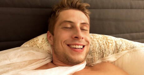 Vieze jongens Jack Harrer, Andre Boleyn en Kevin Warhol zuigen en neuken elkaar