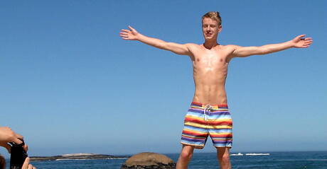 Węgierski siłacz Arne Coen i gorący czeski młodzieniec Milan Sharpe uprawiają seks analny na plaży