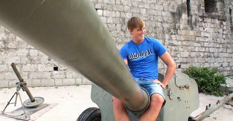 捷克大力士凱文沃荷和美國壯漢米克洛弗爾在戶外進行肛交