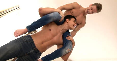 El forzudo ruso Andrei Karenin y el musculoso checo Roald Ekberg se follan el culo después de chupar la polla