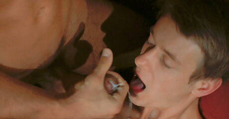 De goed gebouwde Hongaarse Zac Dehaan en de knappe Tsjechische Milan Sharpe boren een kont