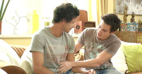 Hete Tsjechische gespierde Adam Archuleta en hunk Marc Ruffalo neuken kont na het zuigen in de keuken