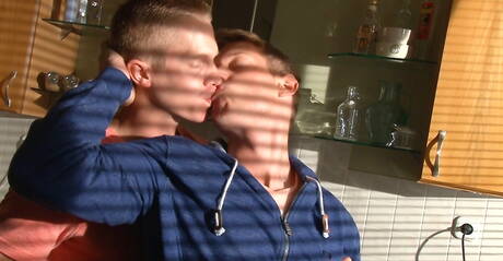Il bottino ceco Brian Jovovich e il russo Yuri Alpatow, un uomo robusto, in una scena omosessuale bollente in cucina
