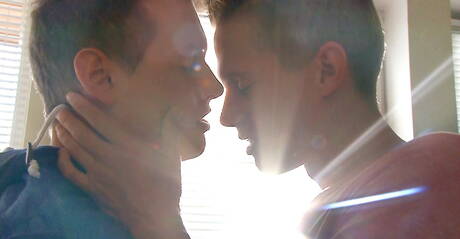 Il bottino ceco Brian Jovovich e il russo Yuri Alpatow, un uomo robusto, in una scena omosessuale bollente in cucina