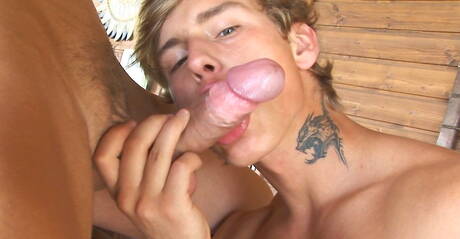 捷克肌肉男 Kevin Warhol 和匈牙利帥哥 Julien Hussey 在戶外口交後做愛