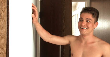 匈牙利健美運動員 Arne Coen 和美國超級帥哥 Robin Michaux 在熱水淋浴中激情肛交