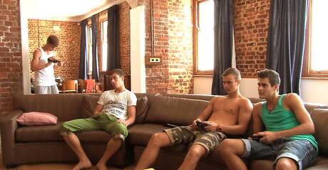 Hete Tsjechische jongens, gespierde kerel Kevin Warhol en hete twink Jeff Mirren hebben hete seks met fisting