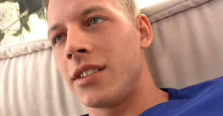 Jack Harrer, un husky tchèque, et Zac Dehaan, un husky hongrois, dans une scène de fellation