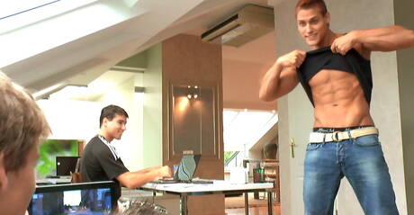 匈牙利帥哥 Vadim Farrell 和捷克肌肉男 Daniel Mathis 激情肛交