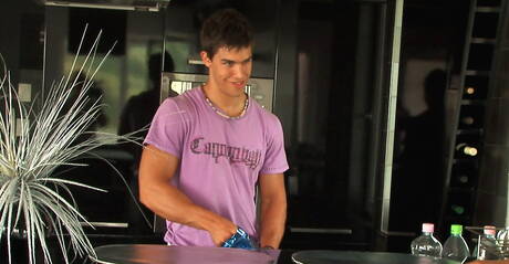 Der kräftige Amerikaner Kris Evans und der tschechische Hengst Brandon Manilow ficken nach dem Blowjob in den Arsch