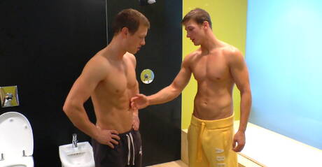 ホットなチェコの男の子スーパースタッドマルセルガシオンとイケメンブライアンジョヴォヴィッチがバスルームでアナルセックスをする