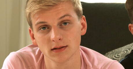 Belami Online: 체코의 근육질 클로드 소렐과 육감적인 에이드리언 베커가 뜨거운 동성애 액션을 선보이다