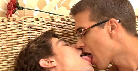 Hete Tsjechische jongens, knappe jongen Paul Valery en gespierde Jason Clark neuken na het zuigen van een lul