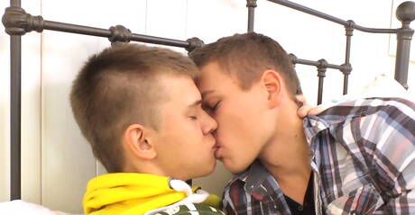 俄羅斯帥哥 Misha Akunin 和捷克帥哥 Scott Bennet 互相幹了起來