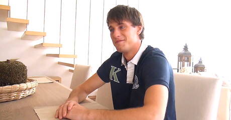 Le musclé tchèque Claude Sorel et le beau gosse américain Marco Bill baisent le cul après avoir sucé une bite dans la cuisine