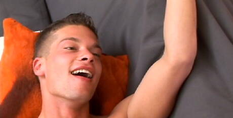 Węgierski muskularny Vadim Farrell i węgierski twardziel Julien Hussey mają gorącą scenę