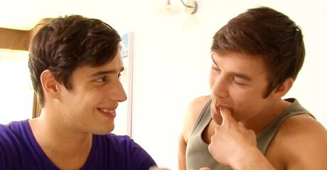 Słowacki muskularny Dario Dolce i węgierski młody facet Julio Bardem uprawiają gorący seks