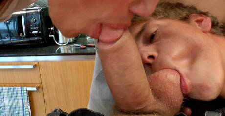 Die heißen Typen Jack Harrer, Kevin Warhol und Adam Archuleta haben einen heißen Dreier-Sex in der Küche