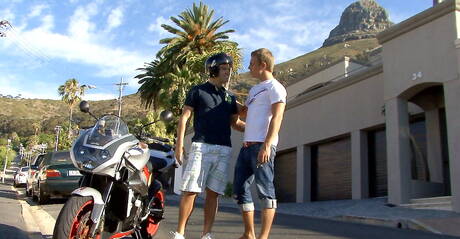 Die tschechischen Stars Colin Hewitt und Peter Fleming haben sich im Badezimmer gegenseitig gefickt