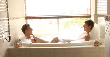 Die tschechischen Stars Colin Hewitt und Peter Fleming haben sich im Badezimmer gegenseitig gefickt