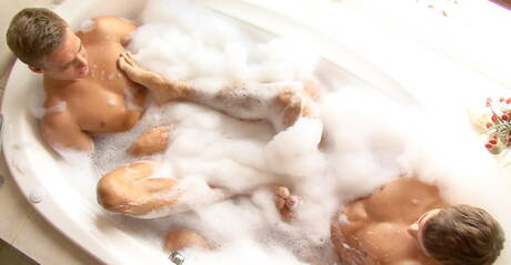 Die tschechischen Stars Colin Hewitt und Peter Fleming haben sich im Badezimmer gegenseitig gefickt