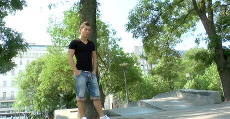 年輕的同性戀 Claude Sorel 和 Austin Merrick 享受了一場精彩的性愛