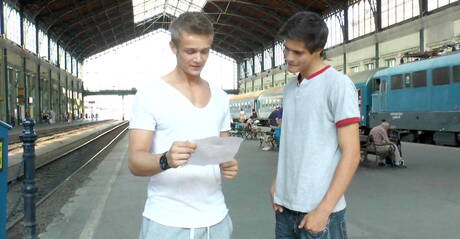 Der ungarische Twink Tom Pollock und der gut gebaute Tscheche Rocco Alfieri ficken in den Arsch, nachdem sie draußen einen Schwanz gelutscht haben