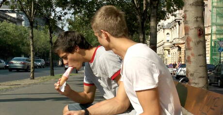 Der ungarische Twink Tom Pollock und der gut gebaute Tscheche Rocco Alfieri ficken in den Arsch, nachdem sie draußen einen Schwanz gelutscht haben