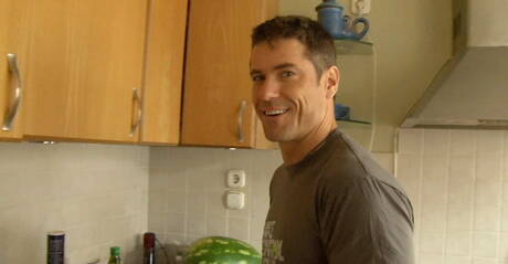 Rzeczywistość młodzi geje imprezują i całują zdjęcia