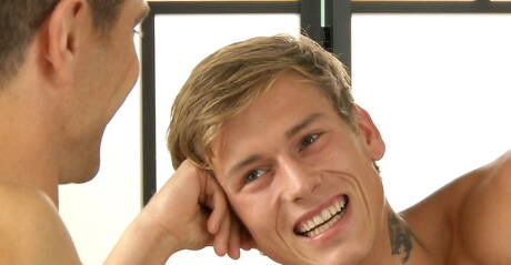 Los checos calientes, el duro Kevin Warhol y el forzudo Lukas Ridgeston, se follan el culo después de chupar la polla.