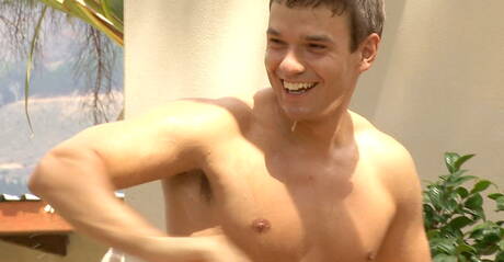 Der tschechische harte Kerl Colin Hewitt und der slowakische Superhengst Dario Dolce ficken nach einem Blowjob draußen in den Arsch