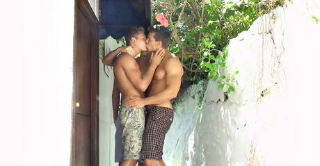 Gli amici sexy Kris Evans, Phillipe Gaudin e Harris Hilton in un duro sesso a tre all