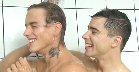 Dwóch czeskich chłopców, umięśniony Kevin Warhol i dobrze zbudowany Gino Mosca uprawiają gorący seks w łazience