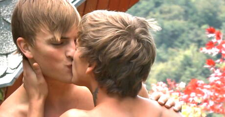 De Tsjechische sterke man Kevin Warhol en de knappe Amerikaanse kerel Mick Lovell neuken elkaar na buiten een pik te hebben gezogen.