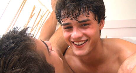 Les mecs tchèques chauds Andre Boleyn et le dur Claude Sorel se sucent et se baisent mutuellement