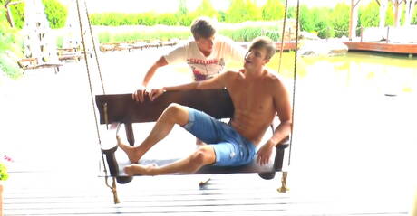 Geile jongens Kris Evans, Dolph Lambert en Kevin Warhol in harde trio-seks in het zwembad