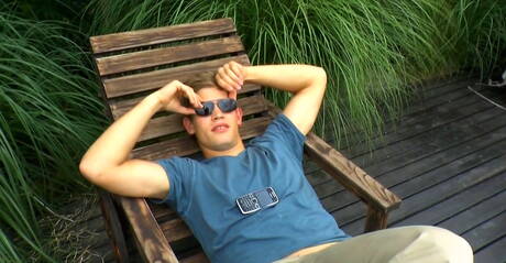 Geile jongens Kris Evans, Dolph Lambert en Kevin Warhol in harde trio-seks in het zwembad