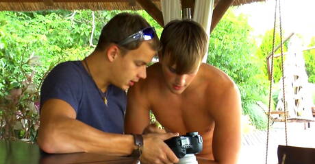 Geile jongens Kris Evans, Dolph Lambert en Kevin Warhol in harde trio-seks in het zwembad