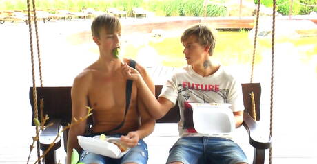 Geile jongens Kris Evans, Dolph Lambert en Kevin Warhol in harde trio-seks in het zwembad