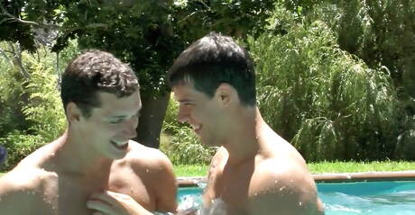 Der muskulöse Amerikaner Kris Evans und der tschechische harte Kerl Jean-Daniel in einer Schwanzlutschszene im Pool