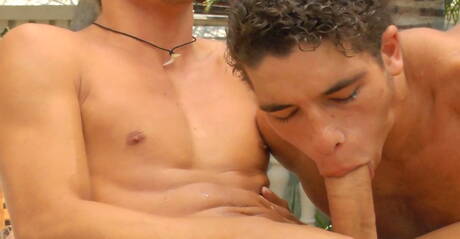 帥哥傑克哈勒、亞歷克斯沃特斯和奧斯汀梅里克在泳池邊激情3p