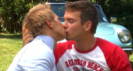 Der tschechische Schönling Colin Hewitt und der amerikanische starke Bulle Brady Jensen haben sich draußen gegenseitig geknallt