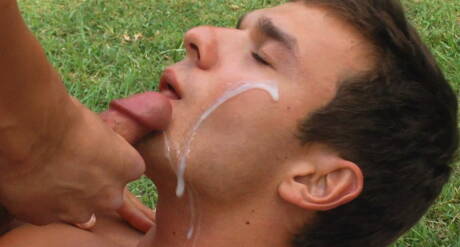 Der tschechische Schönling Colin Hewitt und der amerikanische starke Bulle Brady Jensen haben sich draußen gegenseitig geknallt