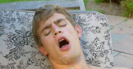 De knappe Tsjechische Dolph Lambert en de Hongaarse husky Florian Nemec hebben hete seks bij het zwembad